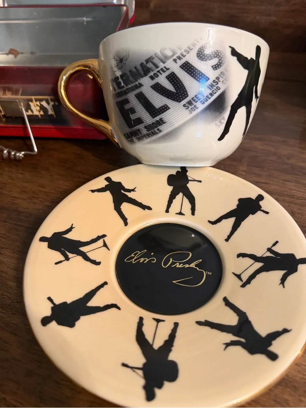 Elvis Presley Retro TV Lunch Box in Red and over sized coffee mug